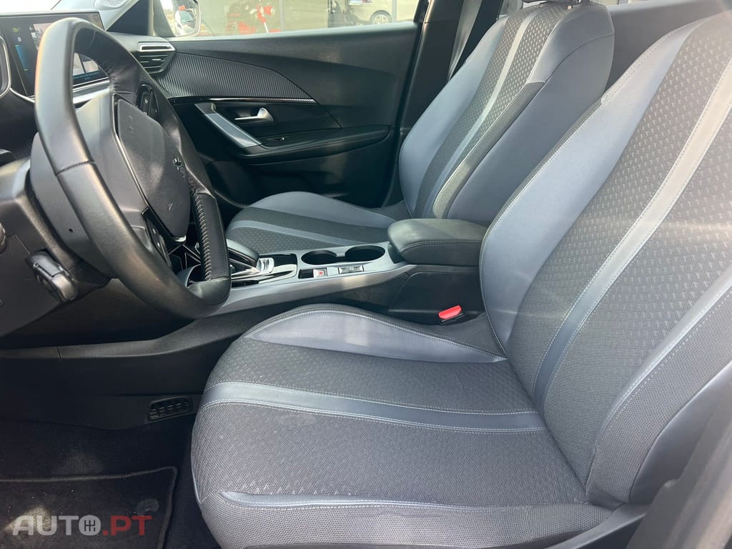 Peugeot E-2008 50 kWh Allure Pack