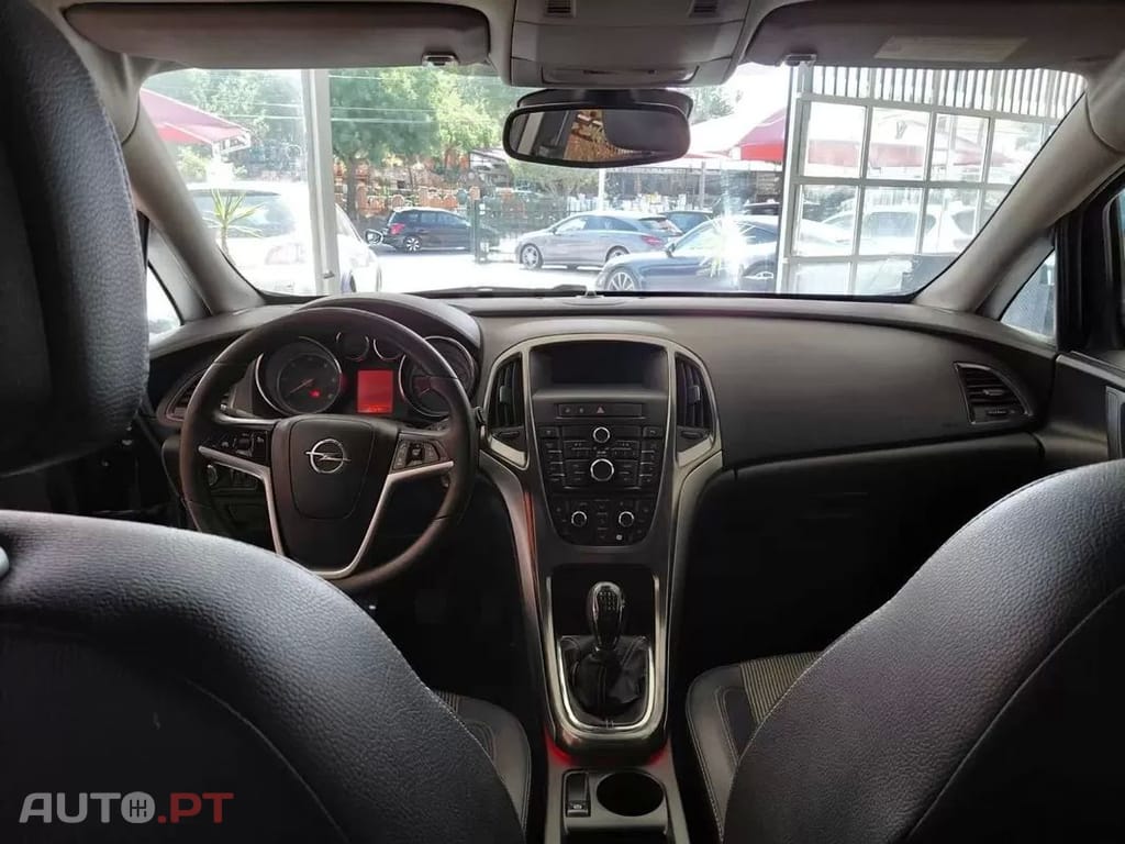 Opel Astra 1.7 CDTi Edition — fotografia 17