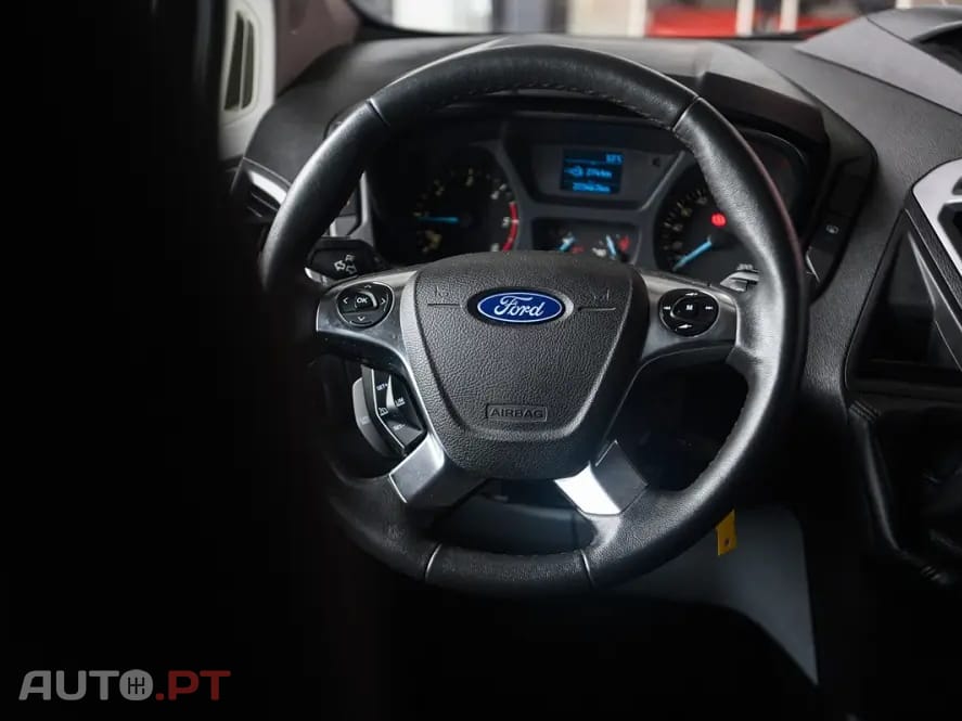 Ford Transit Custom Adaptada p/ 3 cadeiras de rodas
