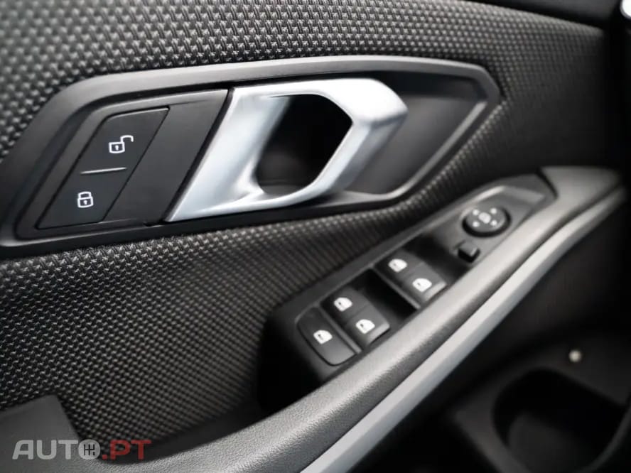 BMW 330 e Corporate Edition Auto — fotografia 12
