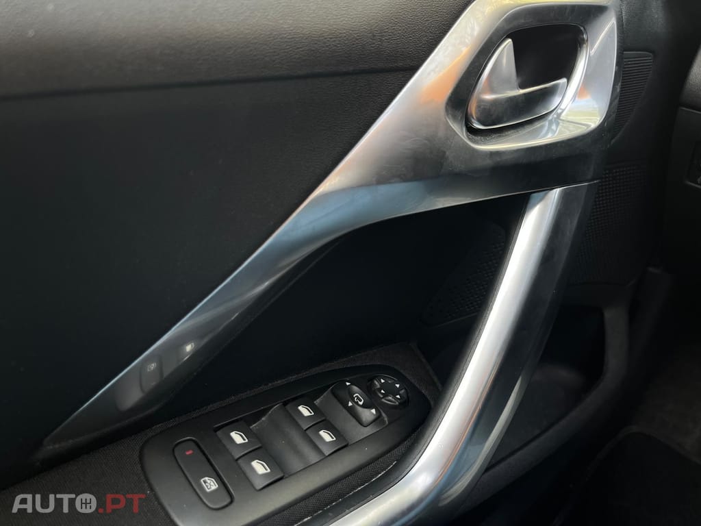 Peugeot 2008  1.2 PureTech Allure CROSSWAY