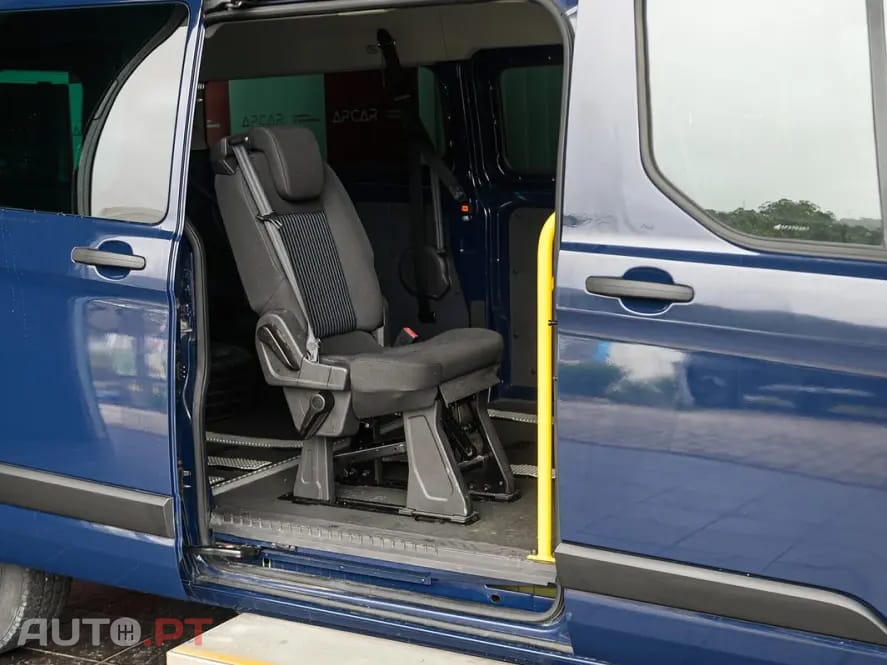 Ford Transit Custom Adaptada p/ 3 cadeiras de rodas