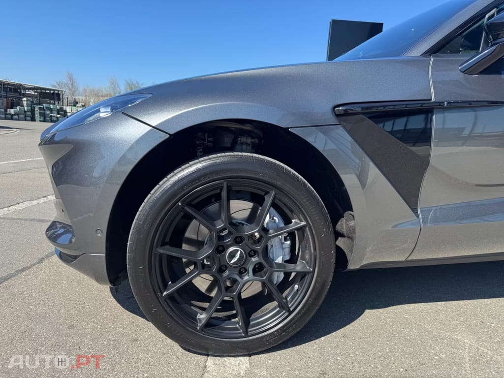 Aston Martin DBX 4.0 V8