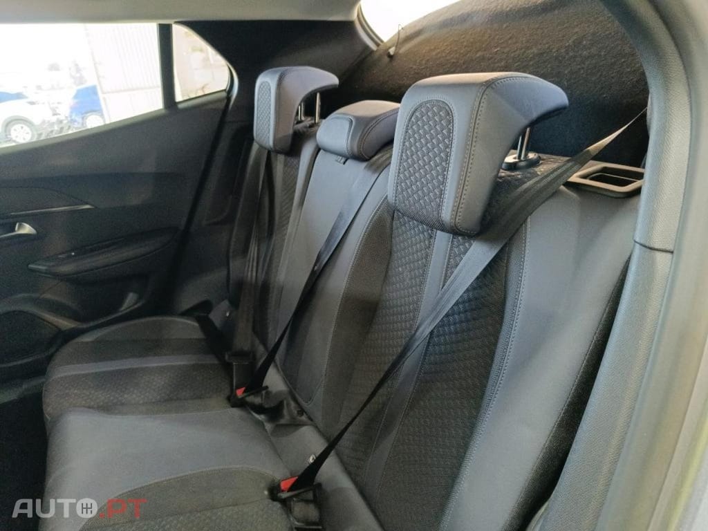 Peugeot E-2008 50 kWh Allure Pack