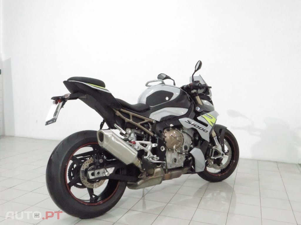BMW S .