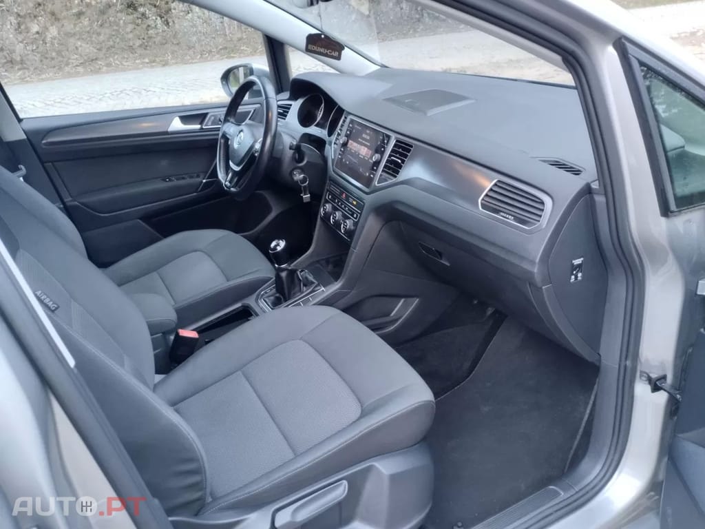 Volkswagen Golf 1.6 TDI Confortline — fotografia 16