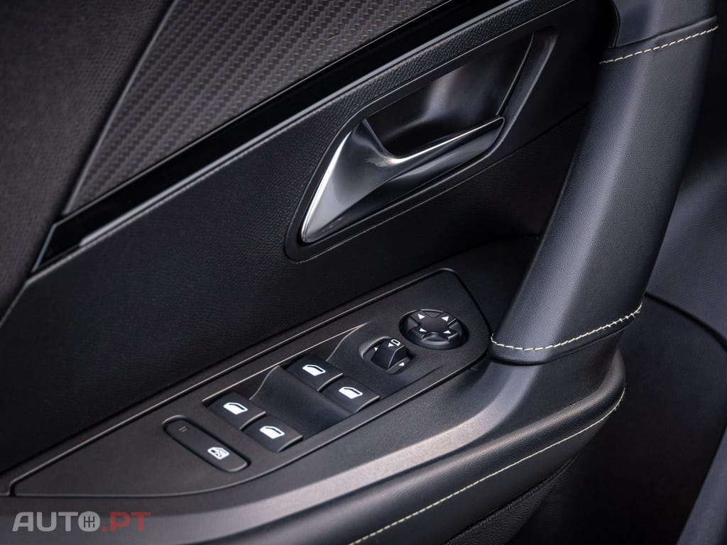 Peugeot E-2008 50 kWh GT