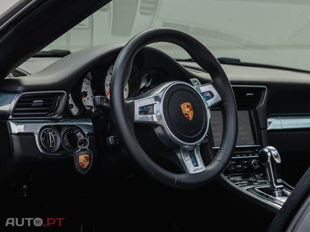 Porsche 911 Carrera 4 Cabriolet PDK Black Edition