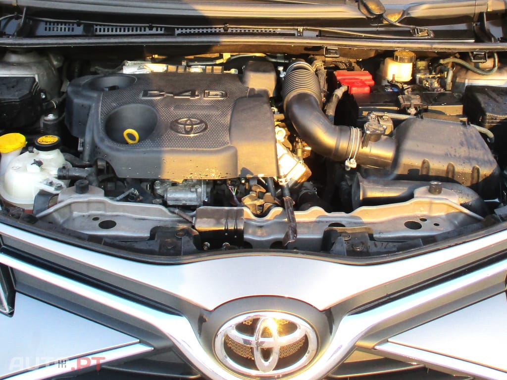 Toyota Yaris 1.4 D-4D Comfort+P.Style 90 cv cx/de 6 velocidades 12/2016