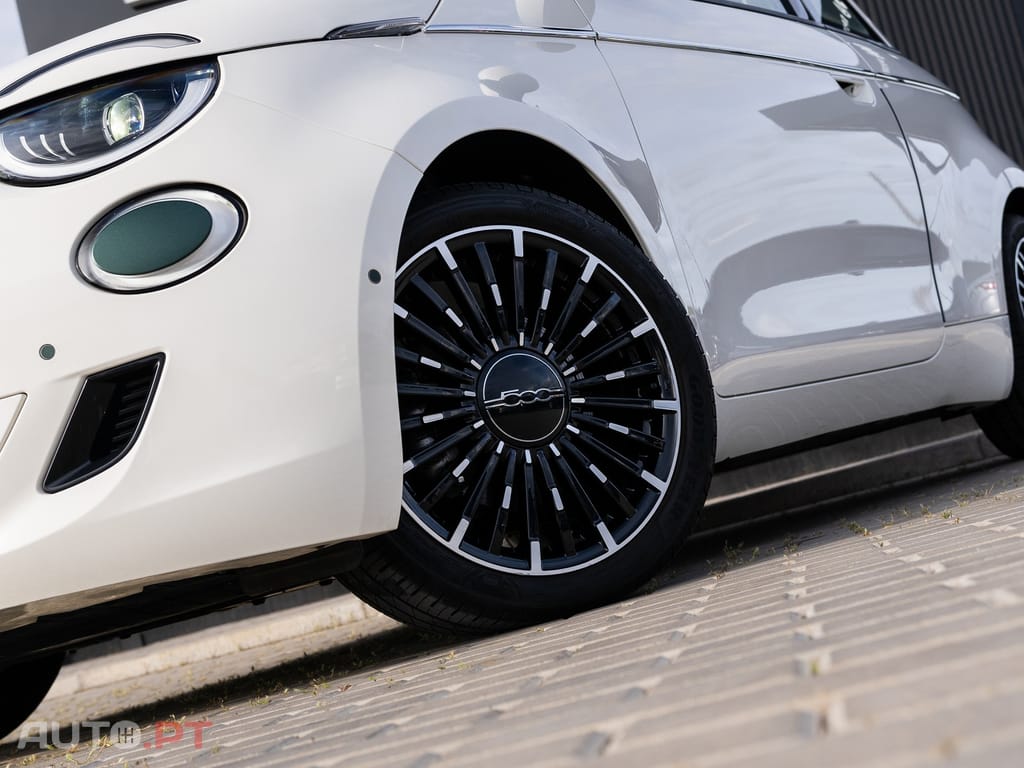 Fiat 500e 42kWh la Prima (by Bocelli)
