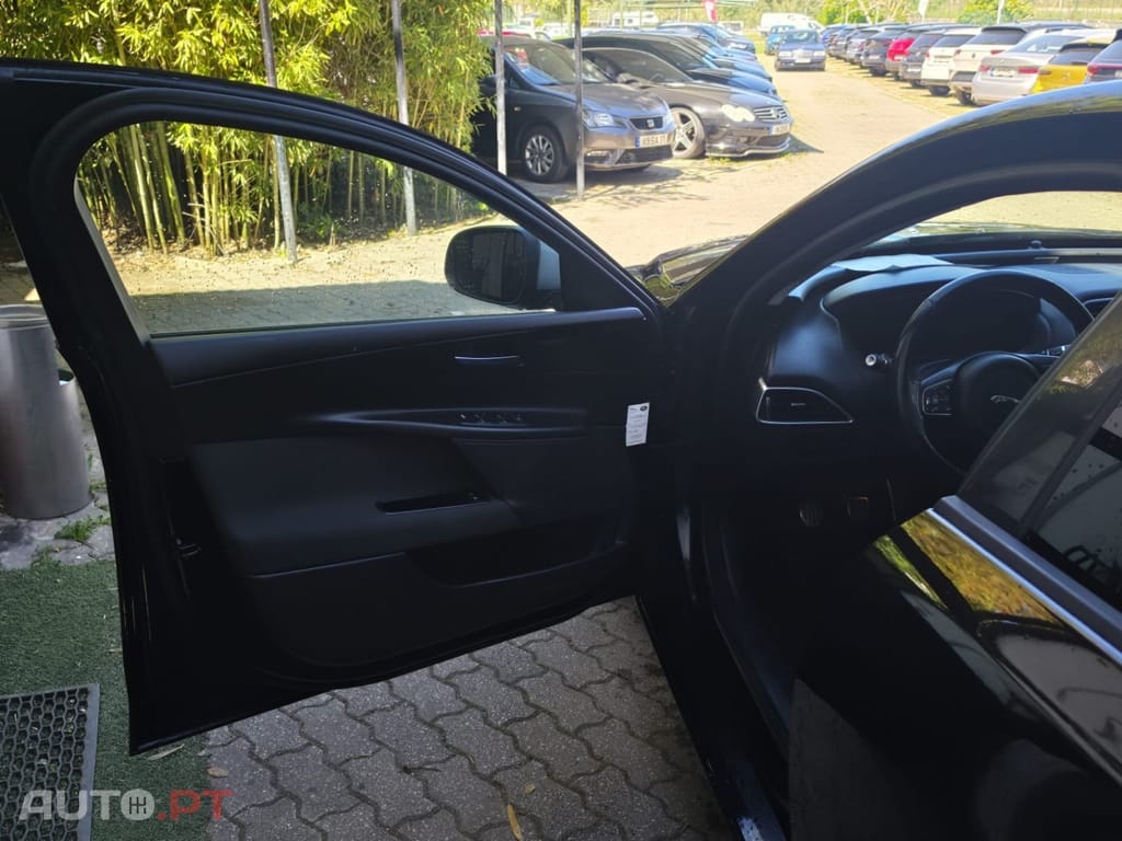 Jaguar XE E-Performance Pure