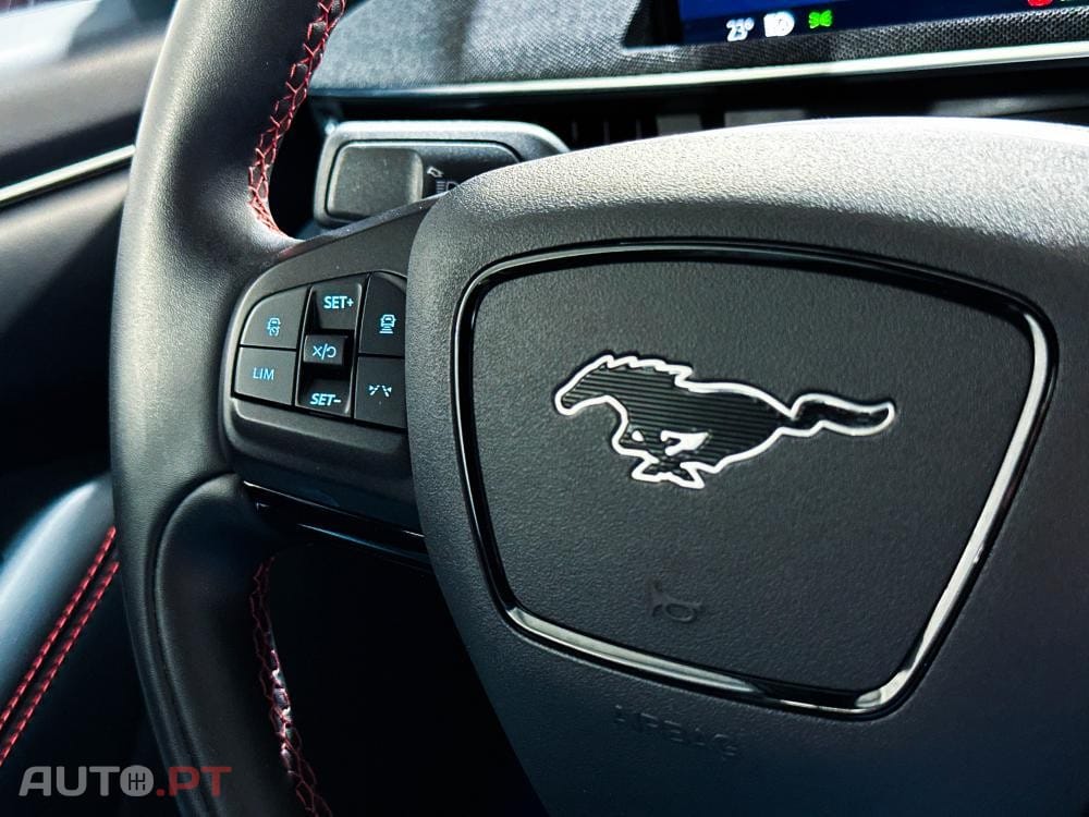 Ford Mustang Mach-E AWD PREMIUM