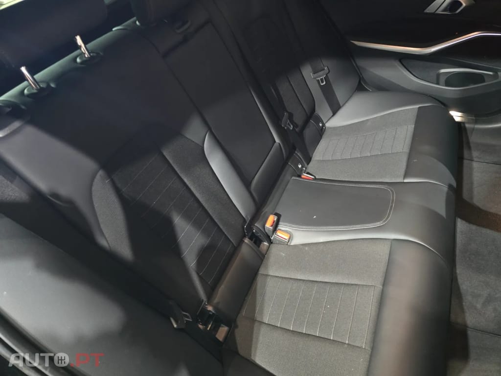 BMW 320 e xDrive Aut. — fotografia 12