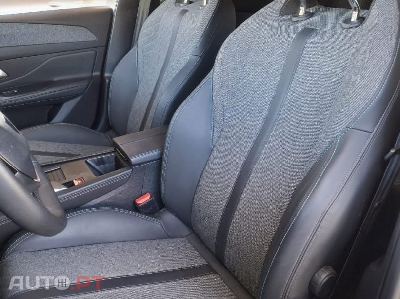 Peugeot 408 Plug-In Hybrid 180 e-EAT8 Allure