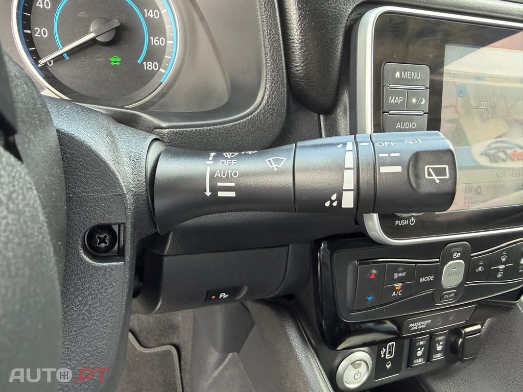 Nissan Leaf N-Connecta Two Tone