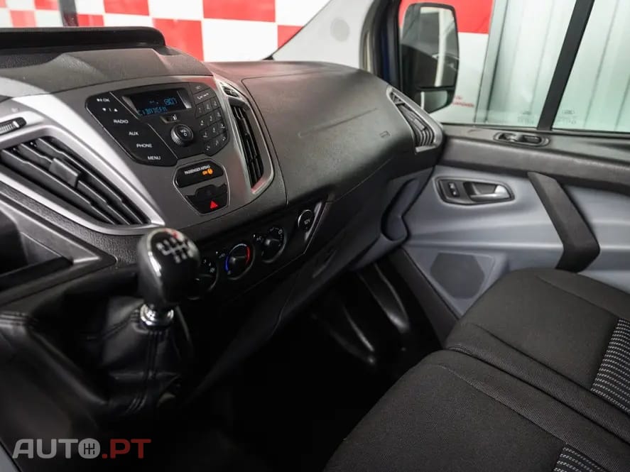 Ford Transit Custom Adaptada p/ 3 cadeiras de rodas