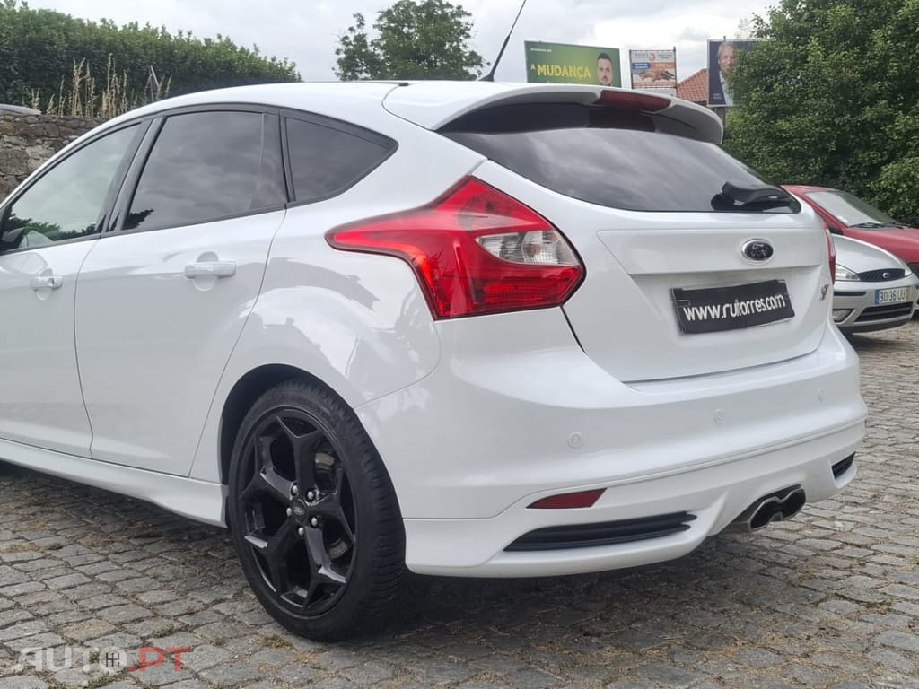 Ford Focus 2.0 EcoBoost ST c/ Pack Pele Desportiva