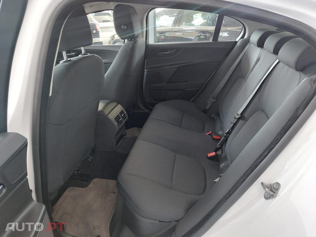 Jaguar XE 2.0 D Prestige