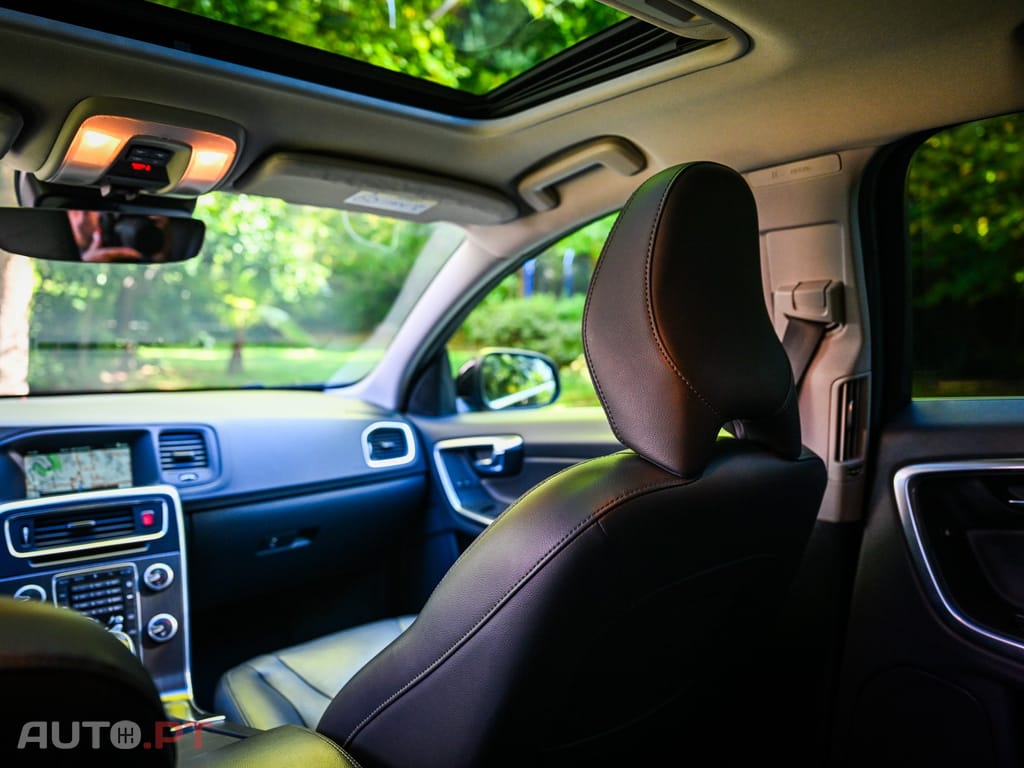 Volvo V60 2.4 D6 R-Design Momentum AWD Phev
