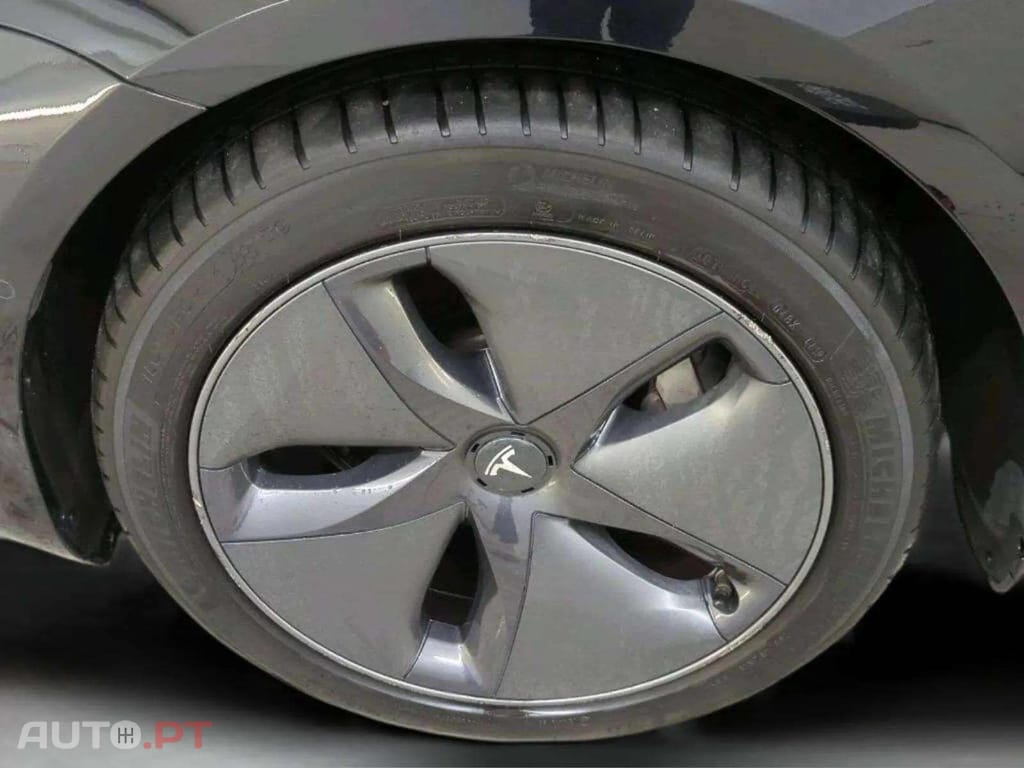 Tesla Model 3 Standard RWD Plus AUTOPILOT