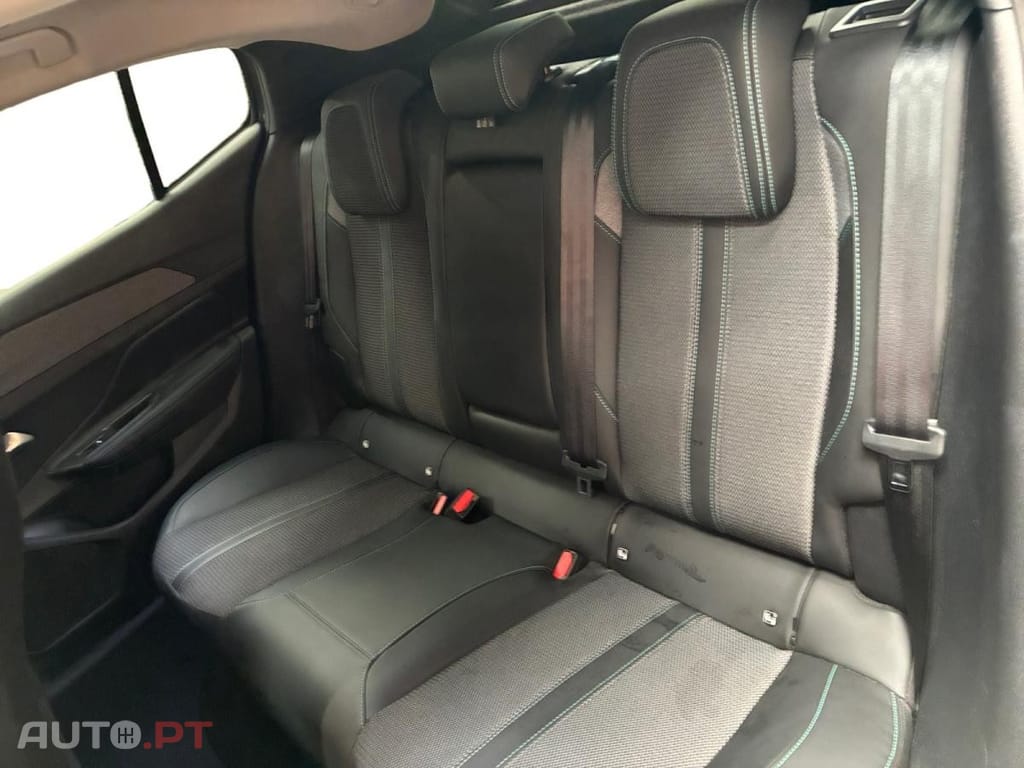 Peugeot 408 1.2 Hybrid Allure e-DCS6