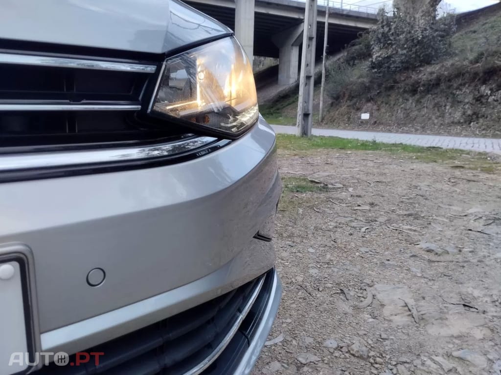Volkswagen Golf 1.6 TDI Confortline — fotografia 12