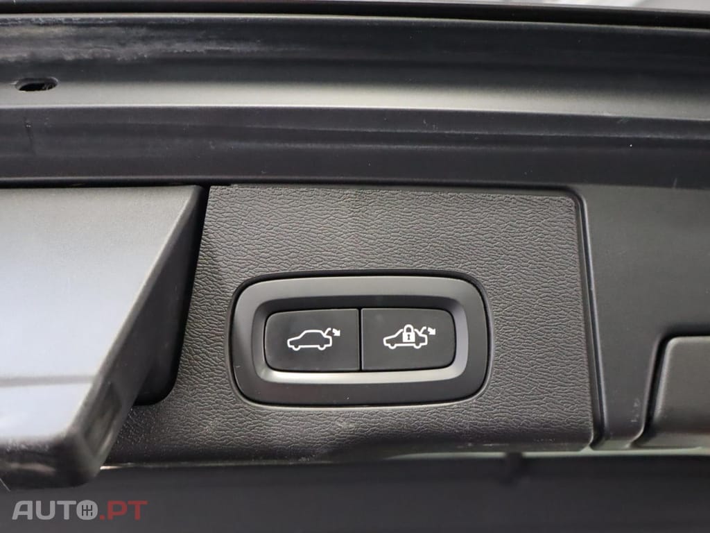 Volvo XC60 2.0 T6  AWD PHEV Core Auto