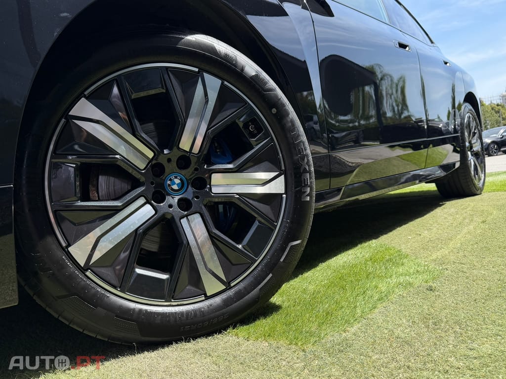 BMW iX xDrive 40 Pack Desportivo