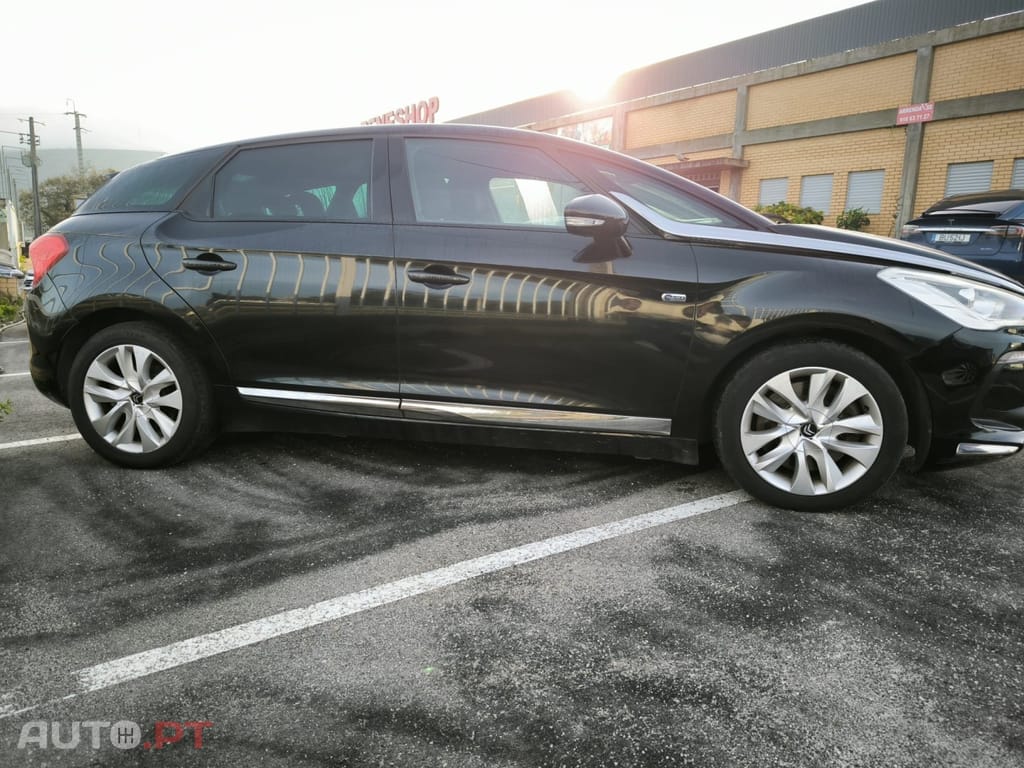 Citroen DS5 2.0 HDi Hy4 So Chic CMP6 88g