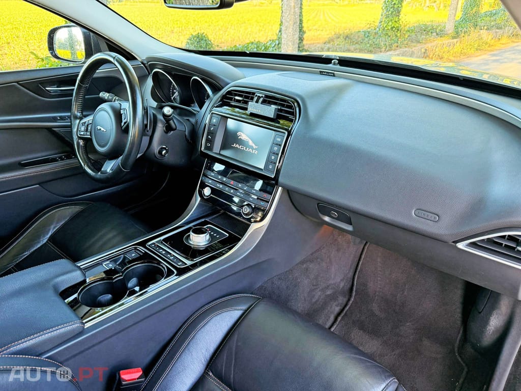 Jaguar XE 2.0 D Prestige Aut.