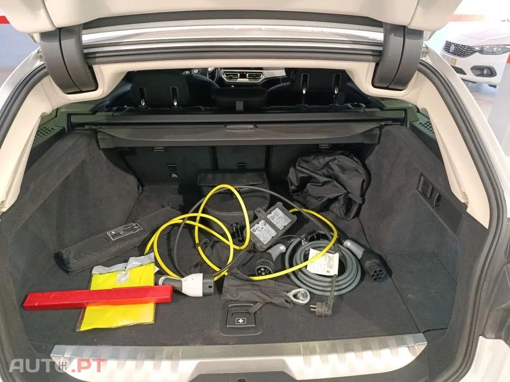 BMW 330 e Touring Corporate Edition Auto
