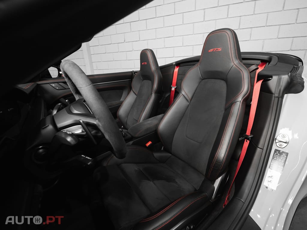 Porsche 992 Carrera 4 GTS PDK