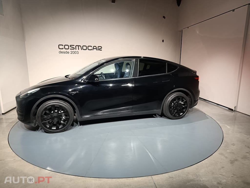 Tesla Model Y Standard RWD Plus — fotografia 3
