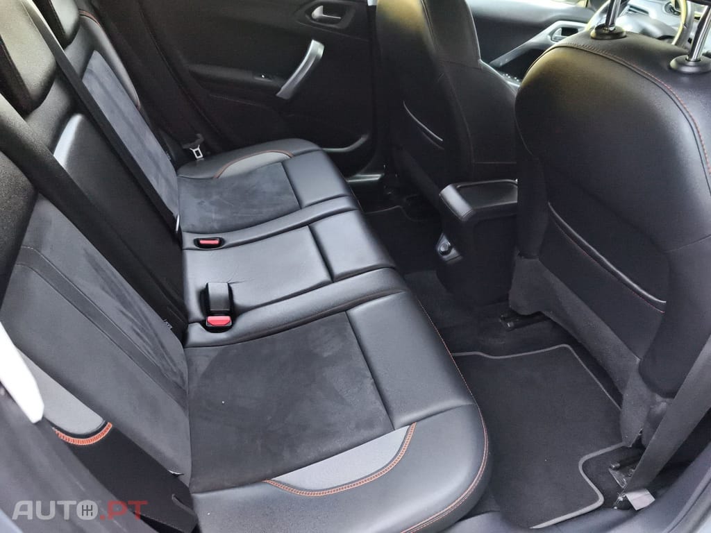 Peugeot 2008 1.2 PureTech Crossway