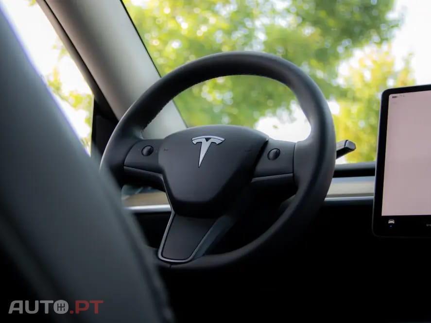 Tesla Model Y RWD — fotografia 48