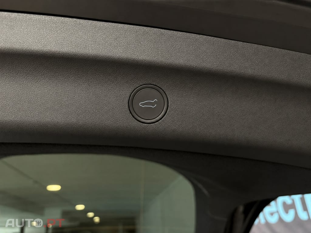 Tesla Model Y Tração Traseira — fotografia 13
