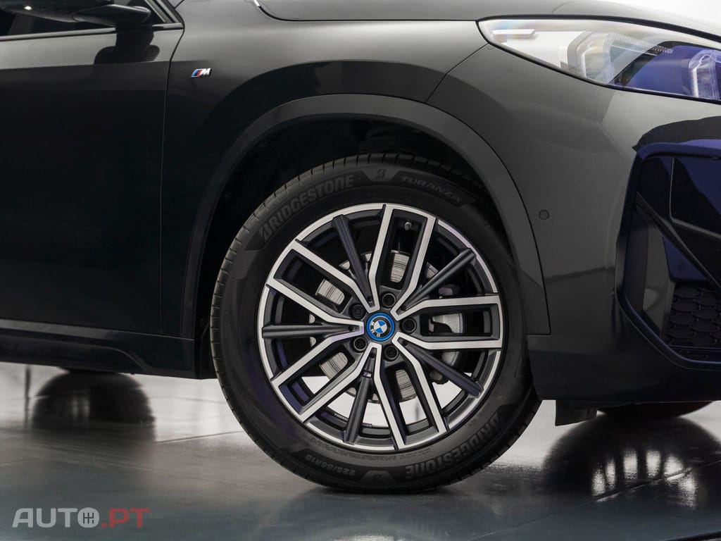 BMW iX1 eDrive20 Pack Desportivo M