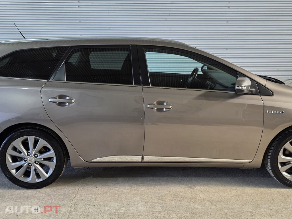Toyota Auris Touring Sports 1.8 HSD Exclusive - Adaptada A Pessoas Com Mobilidade Reduzida