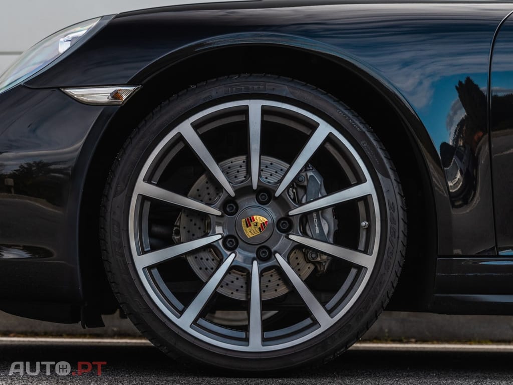 Porsche 911 Carrera 4 Cabriolet PDK Black Edition