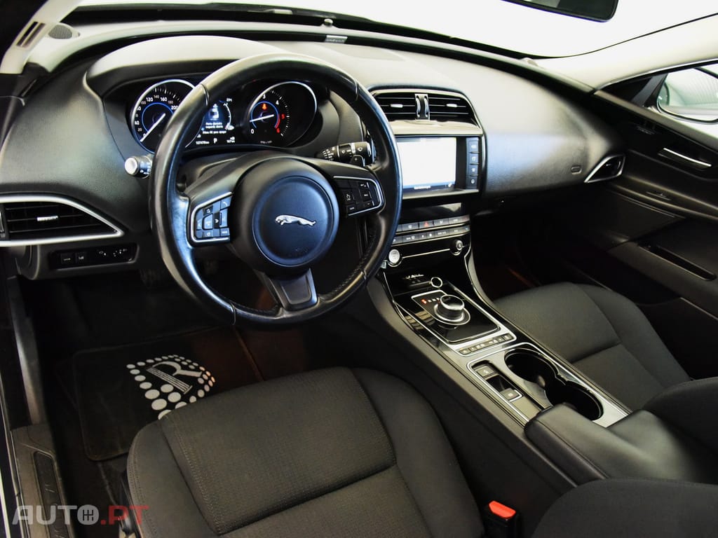 Jaguar XE 2.0 D Portfolio Aut.