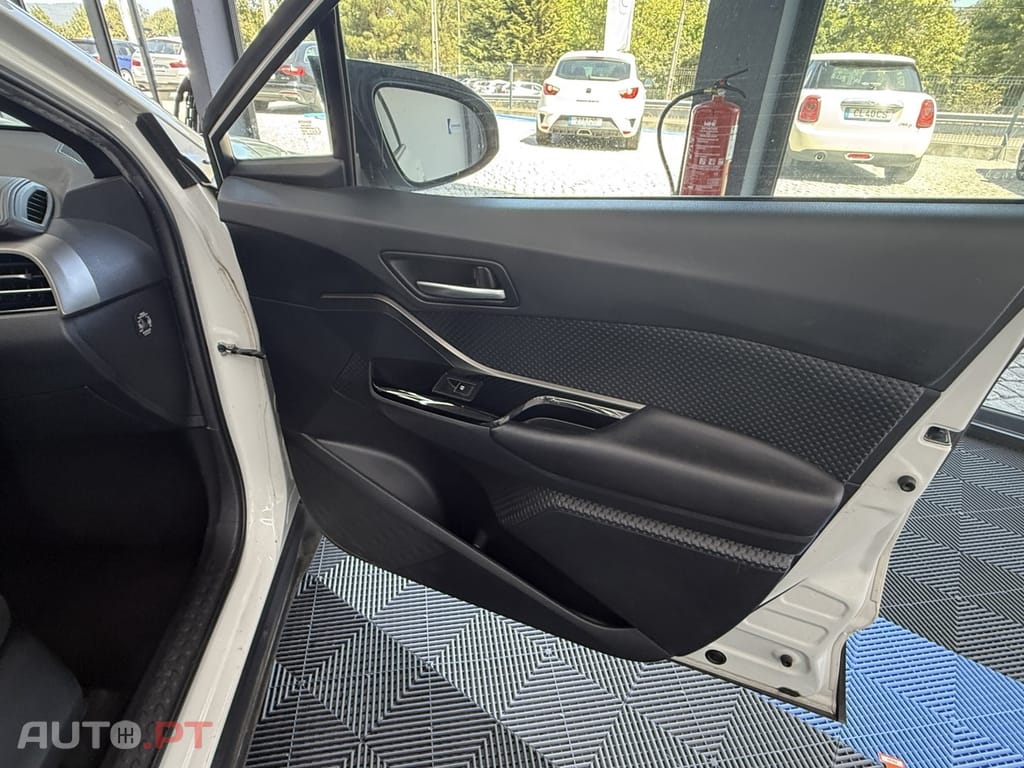 Toyota C-HR 1.8 Hybrid Square Collection
