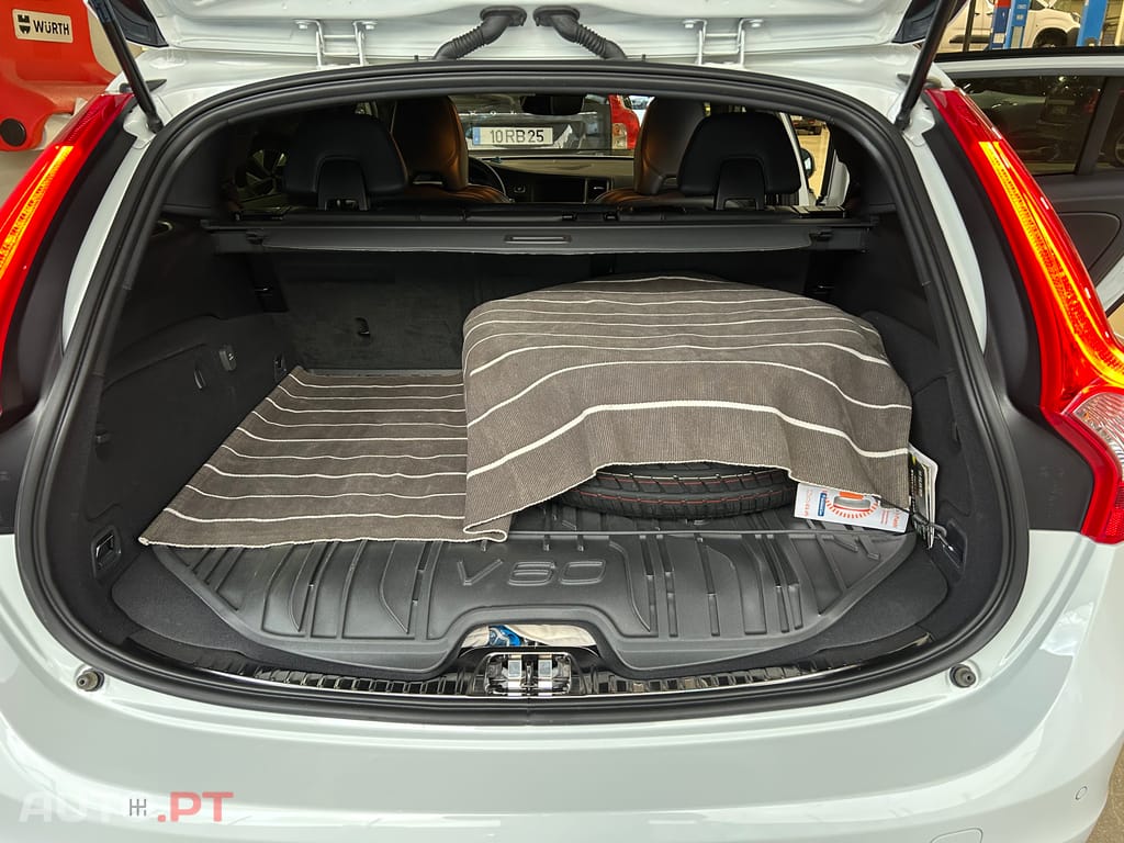 Volvo V60 R-Design D6 PLUG IN