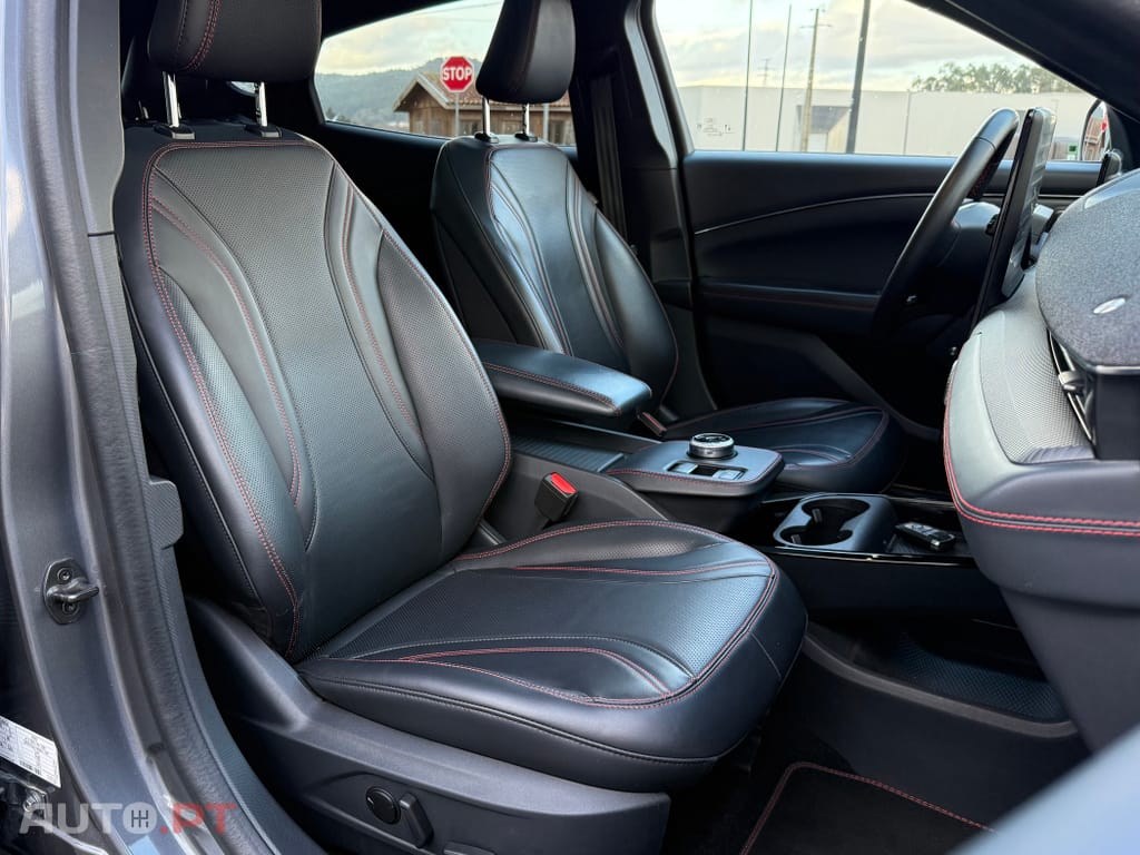 Ford Mustang Mach-E AWD PREMIUM