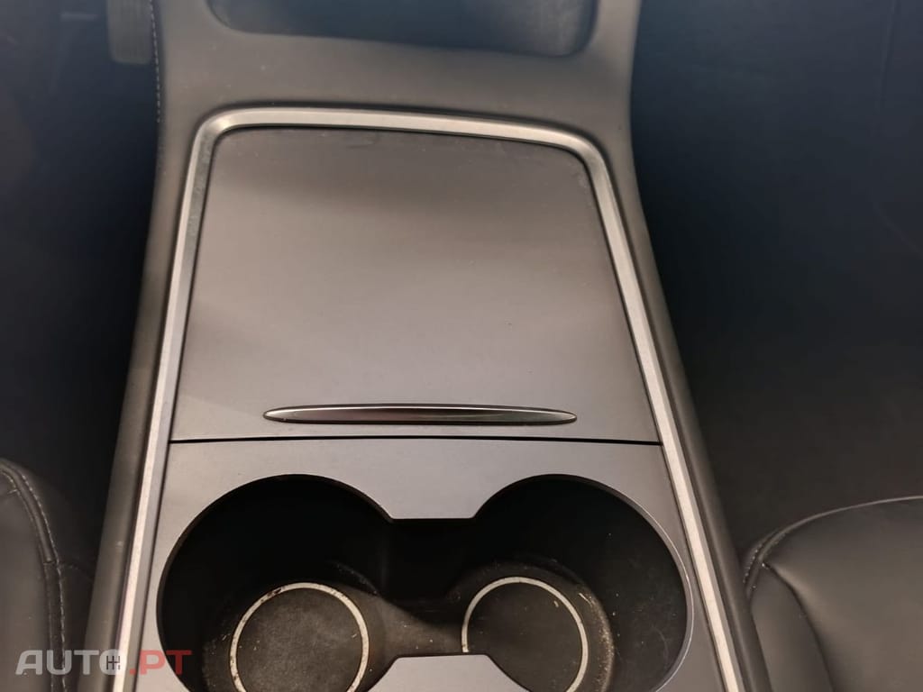 Tesla Model Y Standard RWD Plus — fotografia 14