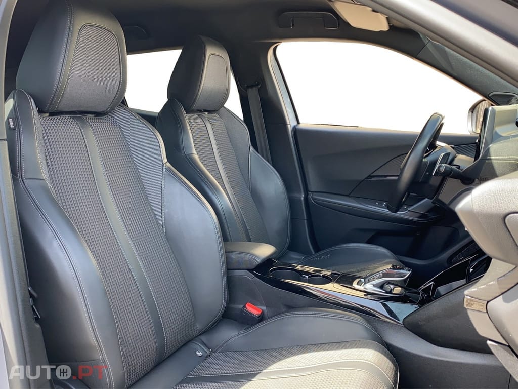 Peugeot 2008 PureTech 130 EAT8 GT