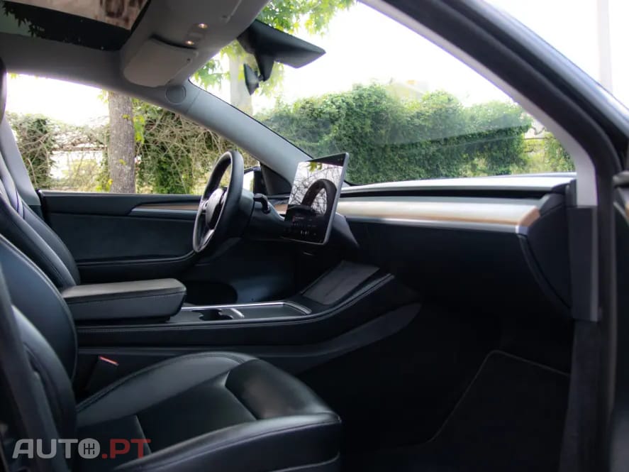 Tesla Model Y Outro