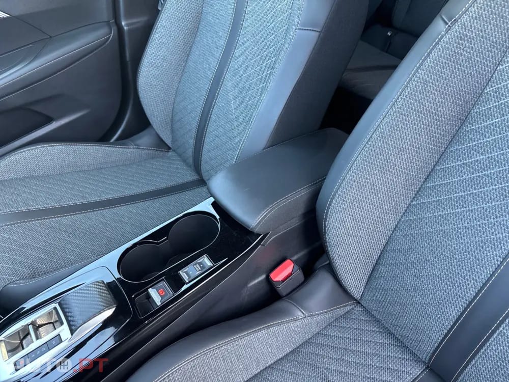Peugeot 2008 Hybrid 145 e-DSC Allure