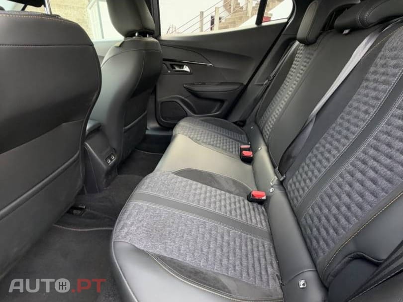 Peugeot E-2008 50 kWh Active