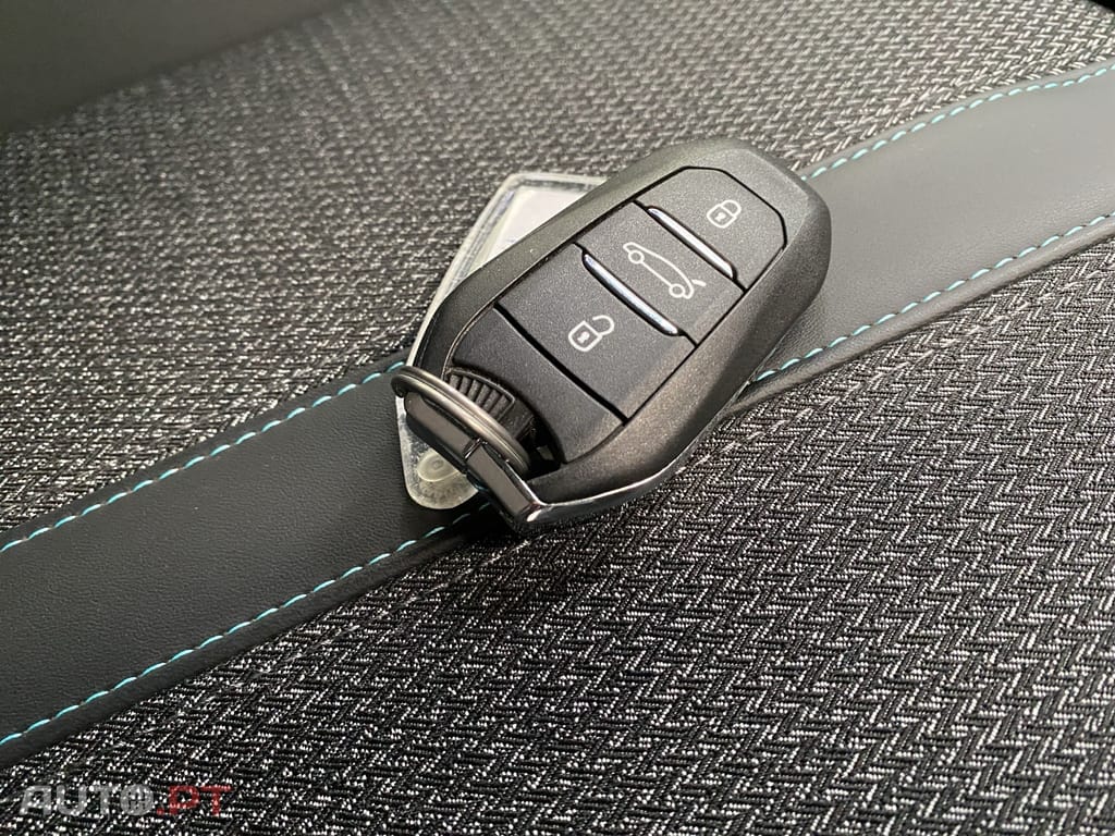 Peugeot 408 1.2 Hybrid Allure e-DCS6
