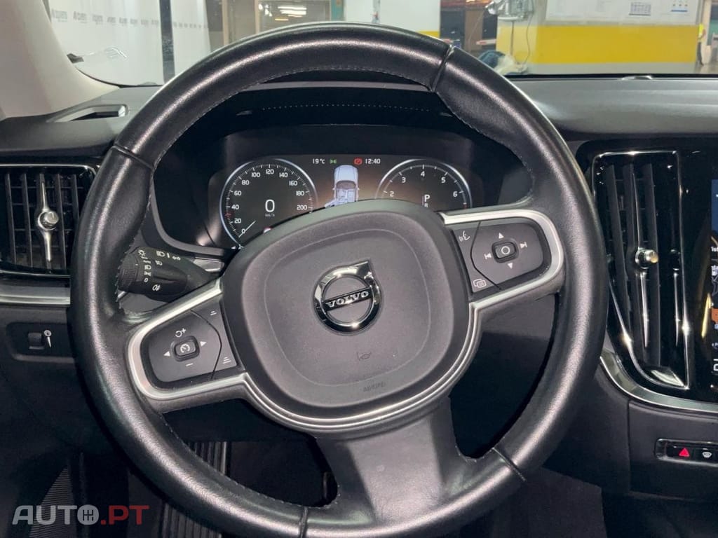 Volvo V60 2.0 T4 Momentum Plus